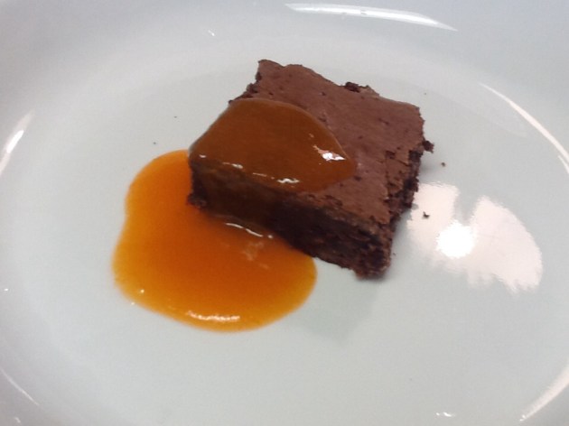 Brownie with apricot sauce 